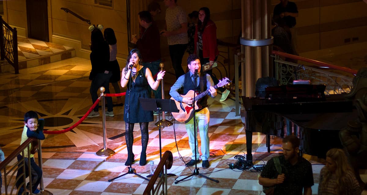Live music Disney Dream Atrium
