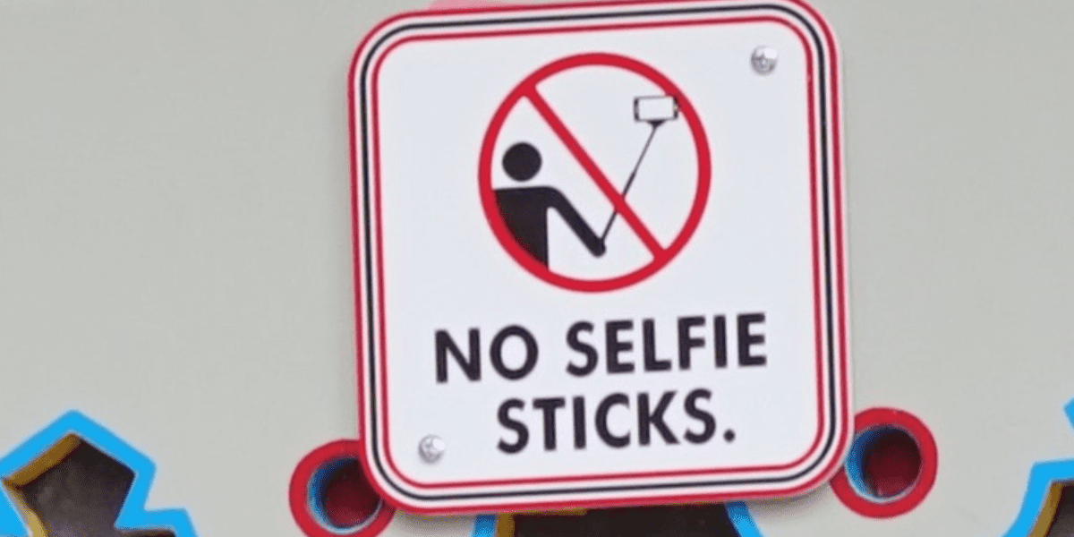 Sign prohibiting selfie sticks