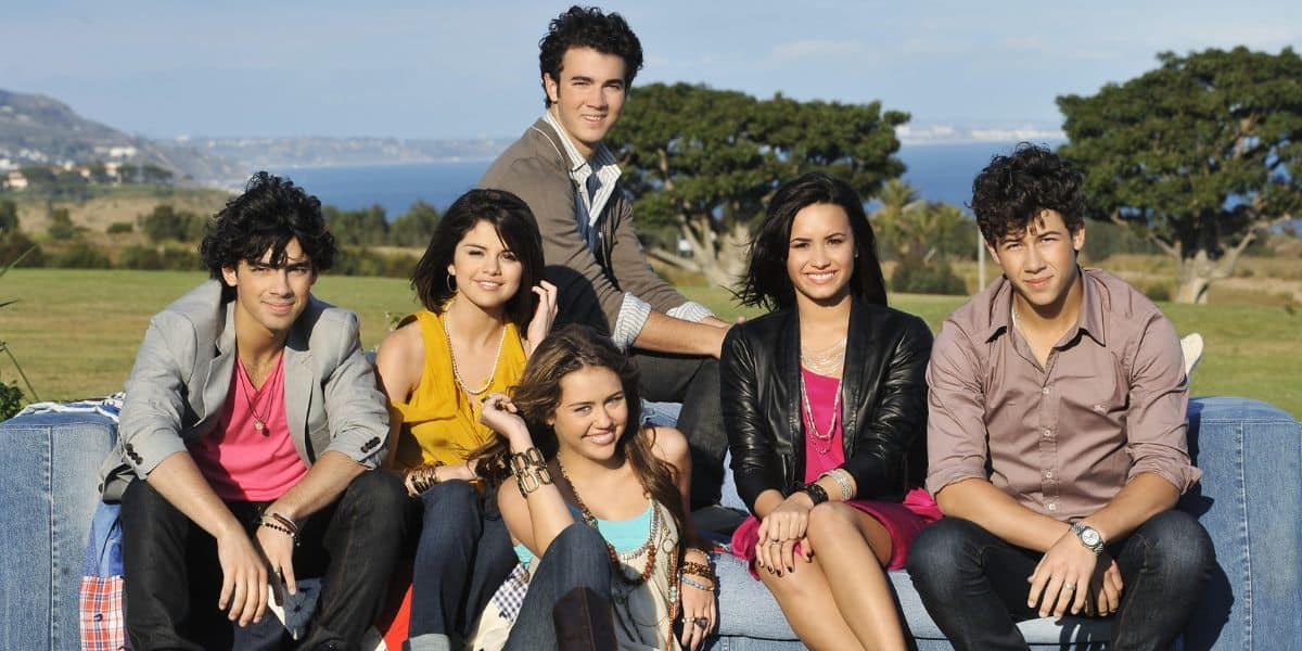 Disney stars "Send It On"