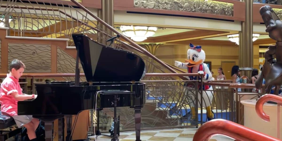 daisy duck watching piano player