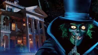 Hatbox Ghost in front of the Haunted Mansion