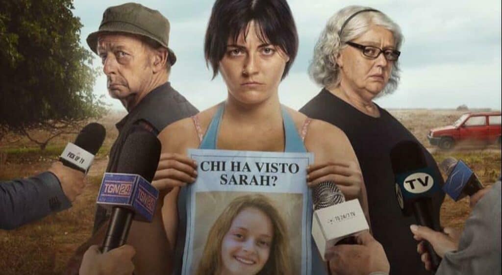 A serious-looking woman holds an "Avetrana: Chi ha visto Sarah?" poster with a girl's photo. Two older individuals stand on either side, looking away. Several microphones are directed at the woman. A red car and tree are in the background, as if capturing a scene straight from This Is Not Hollywood on Disney Plus.