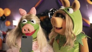 Kermit and Miss Piggy in Muppets Haunted Mansion