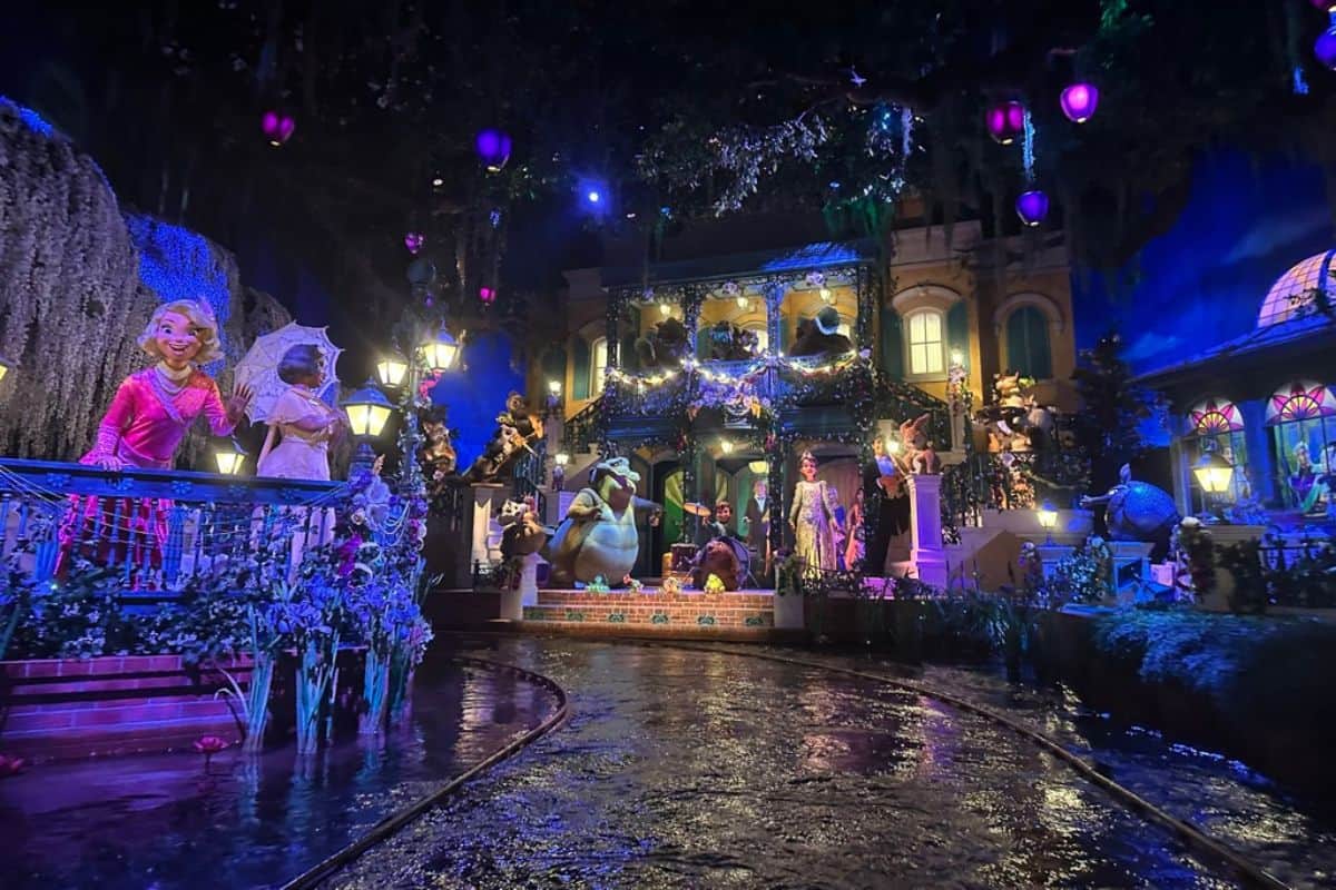 The finale of Tiana's Bayou Adventure with a broken Tiana animatronic.