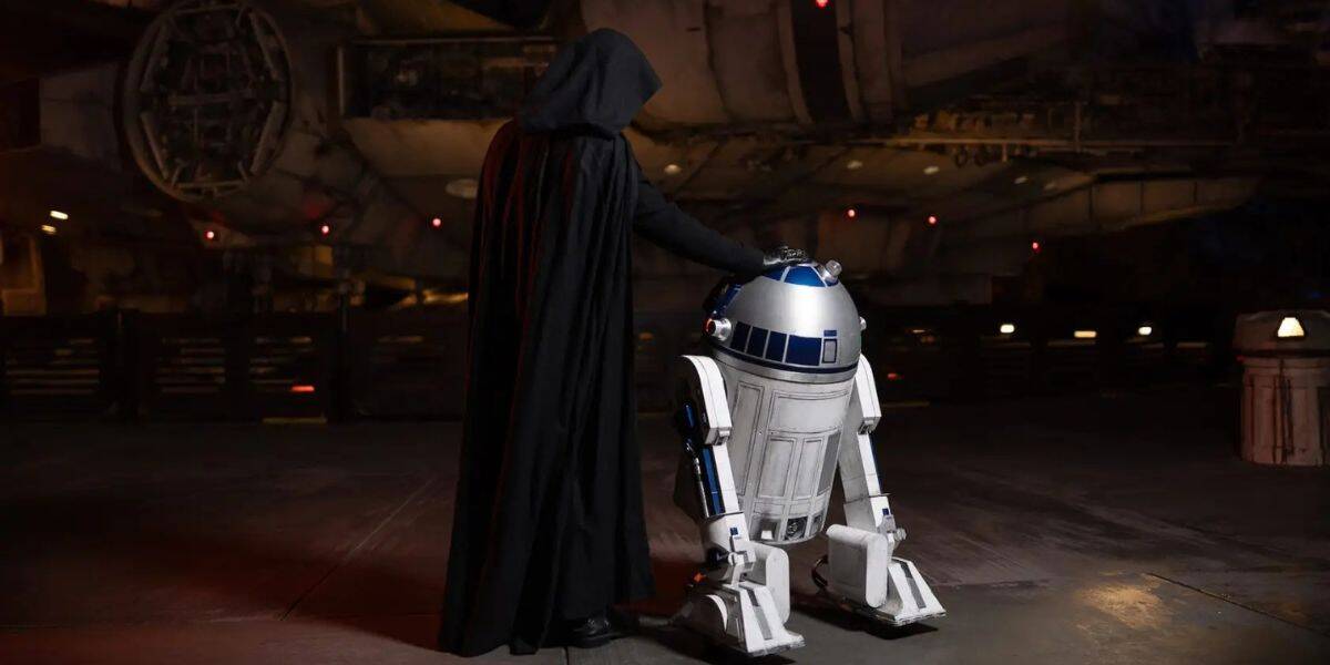 Luke Skywalker and R2-D2 at Galaxy's Edge in Disneyland