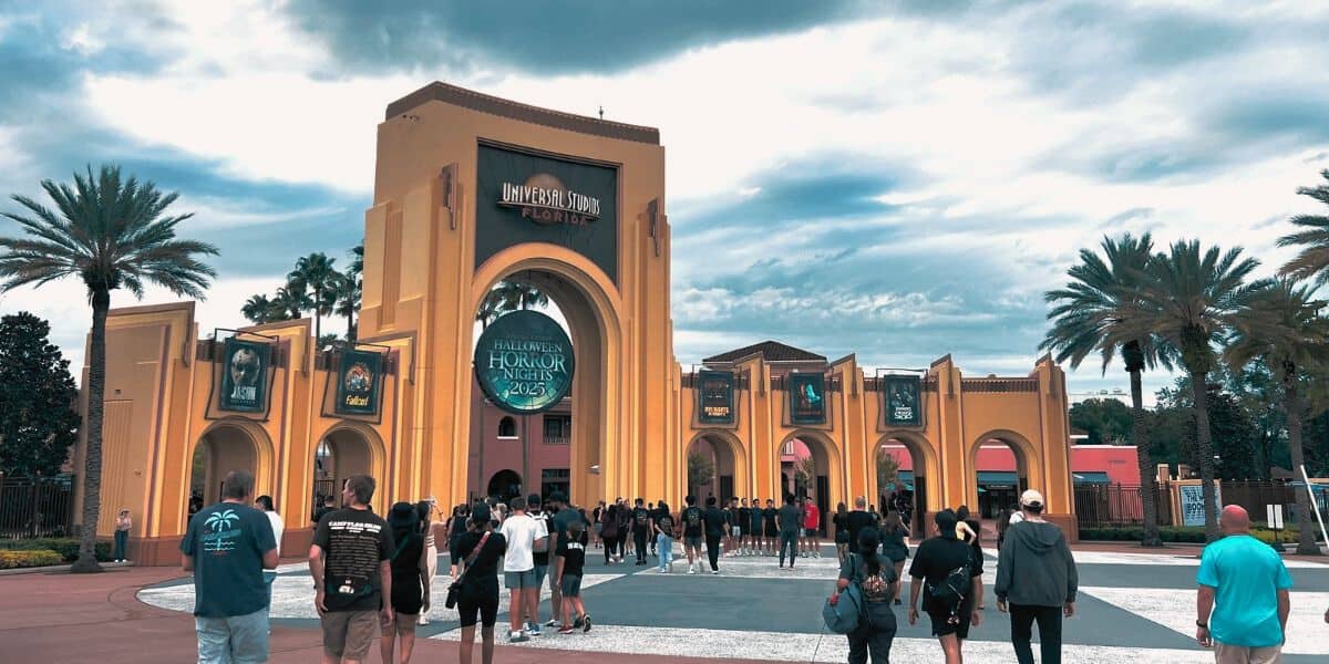 guests walking to entrance of Universal Studios Florida for Horror Nights 2025