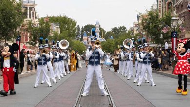 The marching band with Mickey and Minnie Mouse at Disneyland Park.