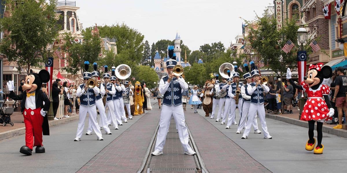 The marching band with Mickey and Minnie Mouse at Disneyland Park.