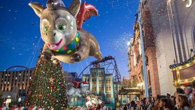 Universal Holiday Parade floats