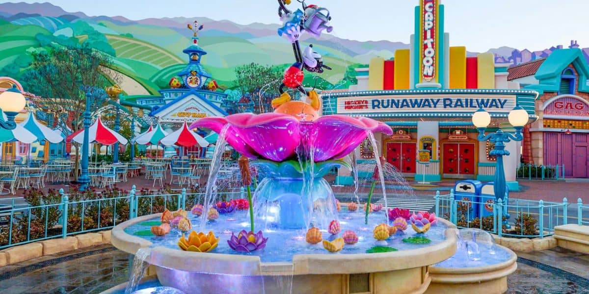 Mickey Mouse fountain in Disneyland's Toontown area