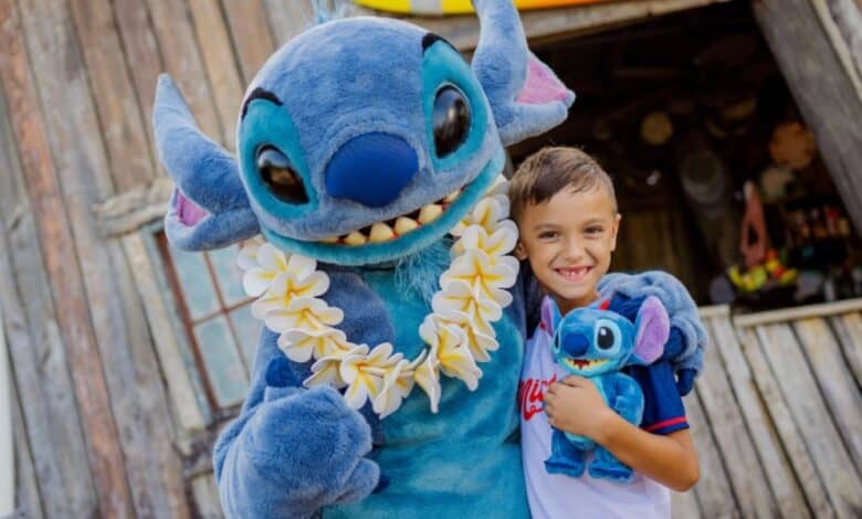 Stitch with a young guest/kid at disney world during summer