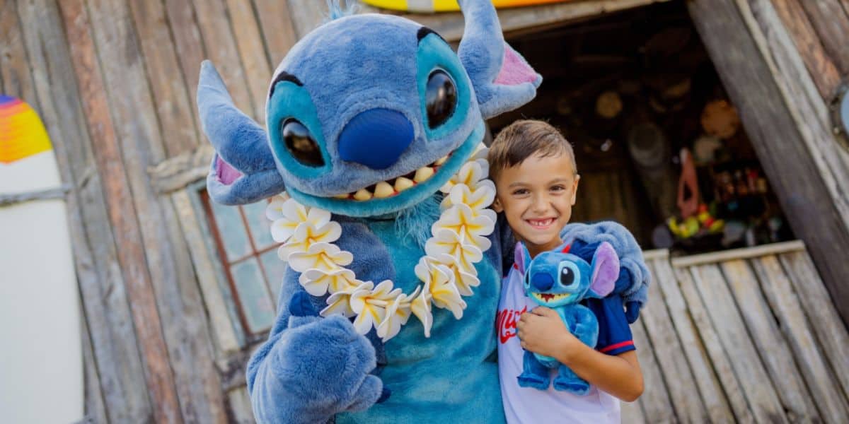 Stitch with a young guest/kid at disney world during summer