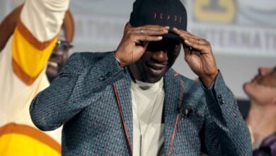 Mahershala Ali showing off his 'Blade' hat at Marvel's comic con
