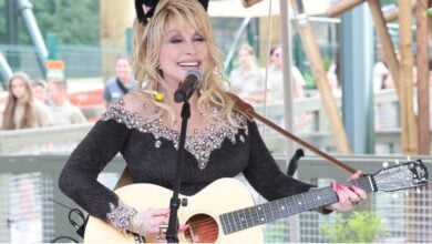 Dolly Parton singing in Dollywood theme park