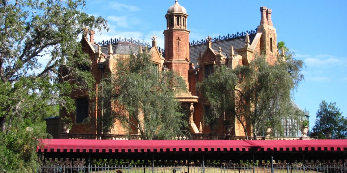 The Haunted Mansion and its queue at Magic Kingdom