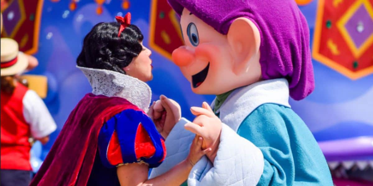 Snow White and Dopey dance during Disney World parade