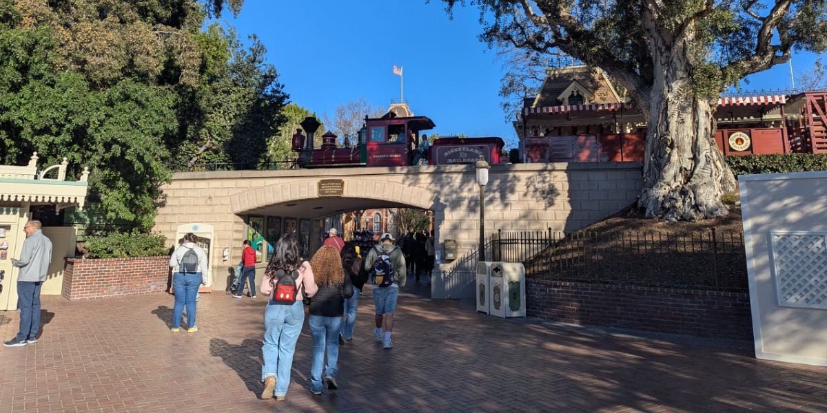 Guests approaching the entrance tunnel into Disneyland Park