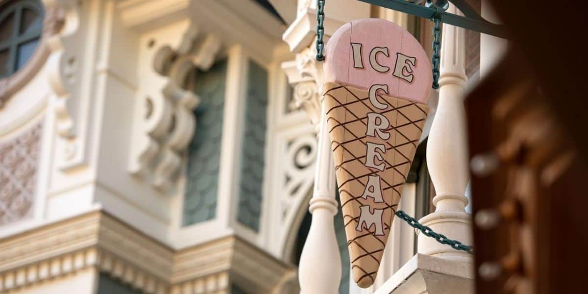An ice cream sign at the ice cream company at disneyland park (paris)